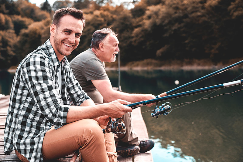 Pai e filho pescando